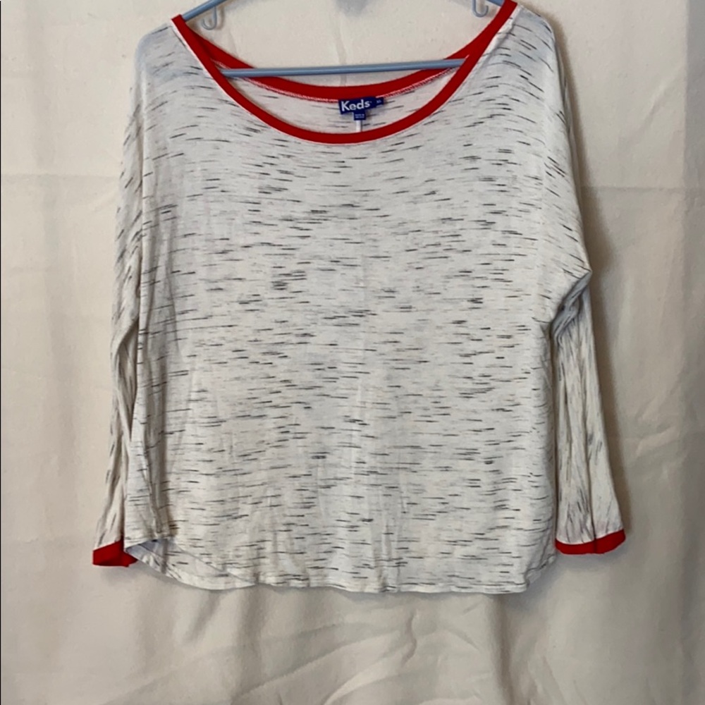Long sleeve light shirt.